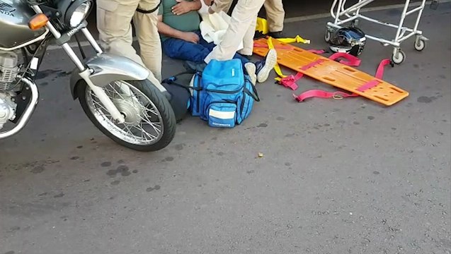 Motociclista tem suspeita de fratura no braço, após se envolver em acidente com carro