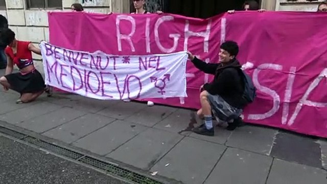 Minigonna e ombelico scoperto, la protesta degli studenti del Righi: La professoressa chieda scusa