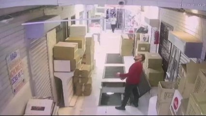 Cep telefonuna bakarak yürürken açık ızgaradan aşağıya düştü