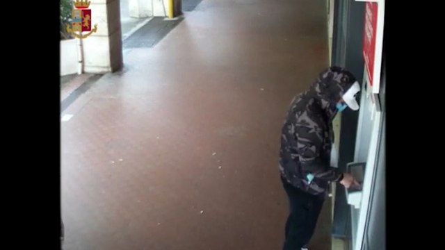 Furti ai clienti dei supermercati: i ladri in azione a Bologna. Video