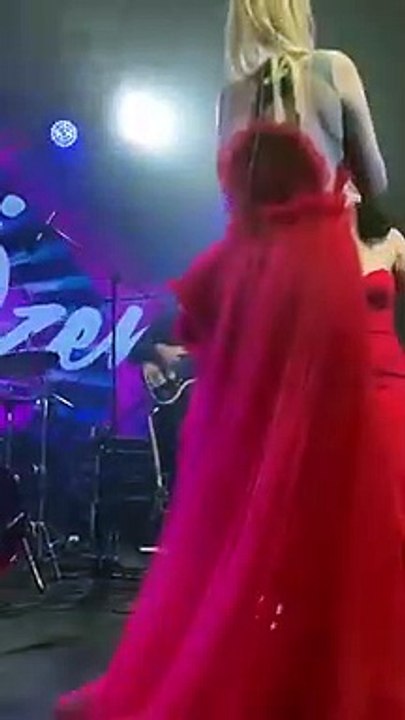 Tuğba Özerk Sahneye Sarhoş Çıktı