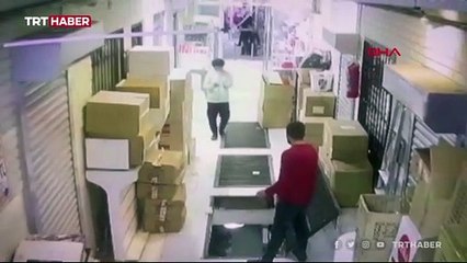 Telefonuyla ilgileniyordu, kendini alt katta buldu