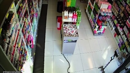 Vídeo mostra cobra invadindo empresa no Centro de Cascavel