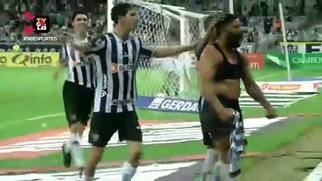 98 Esportes | Polêmica: No lance do pênalti assinalado a favor do Atlético, a arbitragem acertou ou errou?