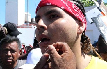 ABD'ye geçmek isteyen göçmenler ağızlarını dikerek açlık grevine başladı