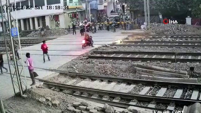 Motosikletli az kalsın eziliyordu! O anlar güvenlik kamerasına yansıdı