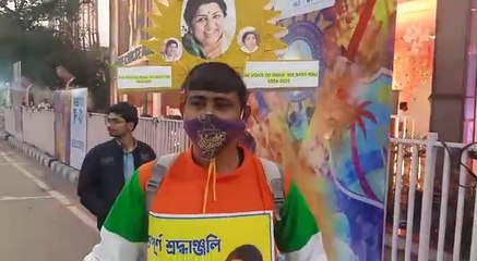 মাথায় লতা, বুকে সন্ধ্যাকে জড়িয়ে নবদ্বীপ থেকে ইডেনে হাজির ক্রিকেট ভক্ত |Oneindia Bengali