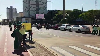 Trabalhadores da Coleta Seletiva realizam protesto no Centro de Cascavel