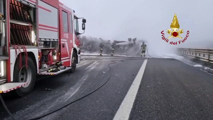 Lodi, autocisterna in fiamme sull'autostrada A/1: l'intervento dei vigili del fuoco