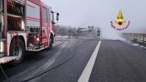 Camion carico di farmaci si incendia in A1: traffico bloccato