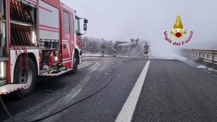 Camion carico di farmaci si incendia in A1: traffico bloccato