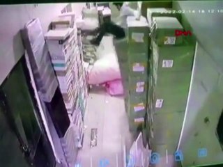 Cep telefonuna bakarak yürüyen genç ızgaradan alt kata düştü