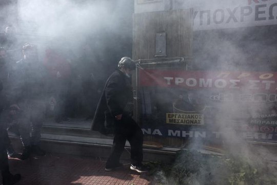 Yunanistan'da süresiz iş sözleşmesi talep eden sağlık çalışanları gösteri yaptı