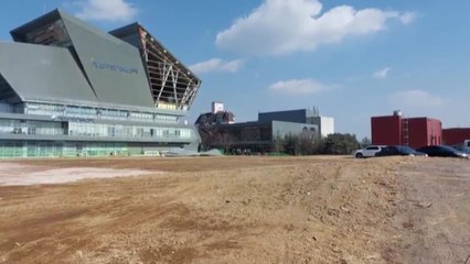 서울 광진구민체육센터 외벽 일부 무너져...120여 명 대피 / YTN