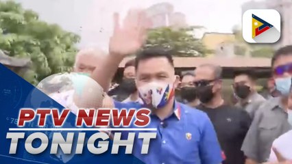 Sen. Pacquiao boards PNR train from Makati to Manila, resumes campaigning