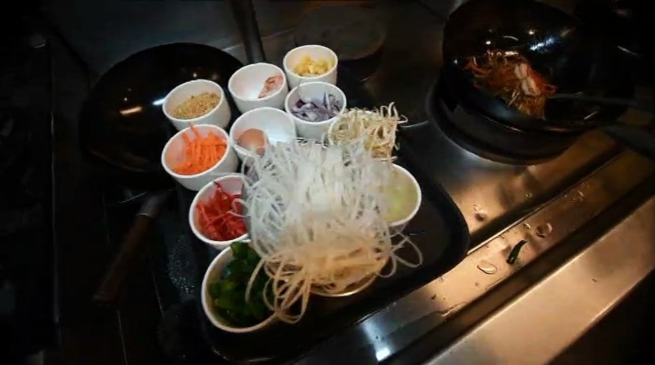 Watch Ban Kaewkraikhot of Sukhothai cook her perfect chicken Pad Thai