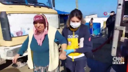 Yangında polisler yaşlı kadını ölümden kurtardı