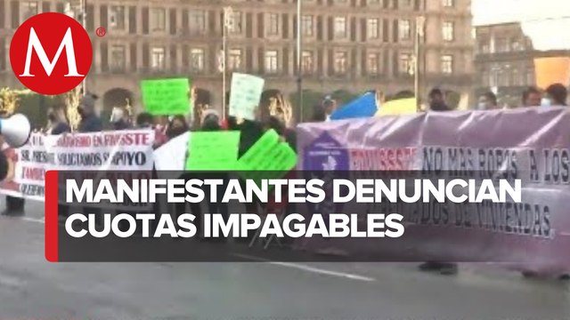 Protestan afectados por créditos FOVISSSTE frente a Palacio Nacional