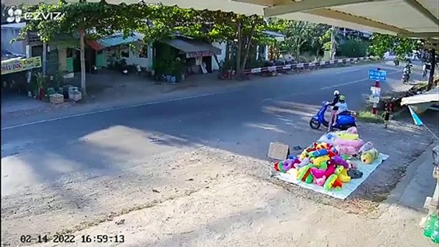 Người hùng cứu em bé thoát khỏi hung thần container