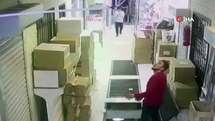 Telefonuna bakarak yürüyen genç, ızgaradan aşağı böyle düştü