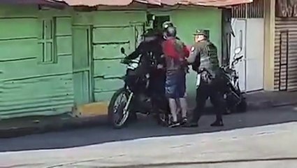 Un homme est emmené sur une moto par deux policiers !