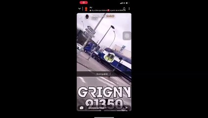 Ce camion transportant une rame de RER reste coincé sous un un pont à Grigny ! Trop bas