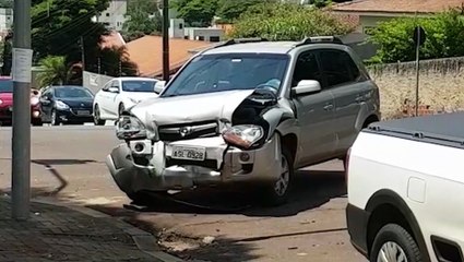 Saveiro e Tucson se envolvem em forte colisão no Centro