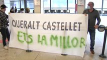 Caluroso recibimiento a Queralt Castellet en Barajas por parte de su familia