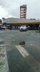 Por causa das chuvas, teto de posto de gasolina desaba