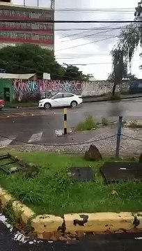 Por causa das chuvas, teto de posto de gasolina cai em BH