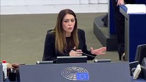 La vicepresidenta de la Eurocámara Pina Picierno (PD/S&D) alerta de un posible saludo fascista en el pleno de Estrasburgo del 16 de febrero de 2022.