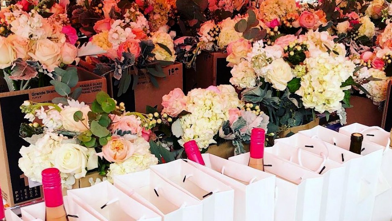 Woman Delivers Flowers To 400 Widows On Valentine’s Day