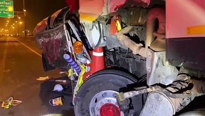 ระทึก พ่วง 22 ล้อ หลับในพุ่งชนรถหกและกระบะตีเส้นจราจรบนด่วนกาญจนา กวาดคนงานเจ็บ 4 ราย