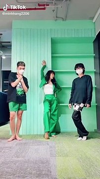 Minh Hằng nhảy ăn mừng phim Bẫy Ngọt Ngào đạt Top 1 phòng vé