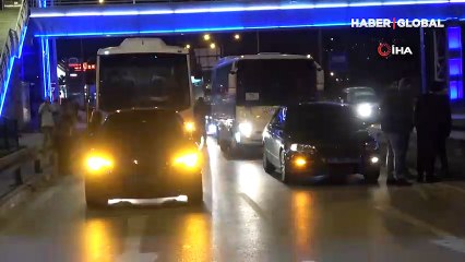 Tır ile otomobil çarpıştı, trafik felç oldu