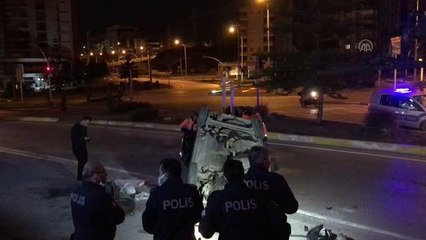 Devrilen otomobildeki 3 kişi yaralandı