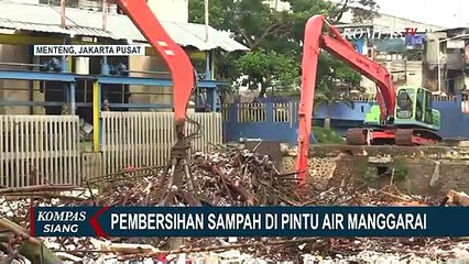 3 Unit Alat Berat Dikerahkan untuk Bersihkan Tumpukan Sampah di Pintu Air Manggarai