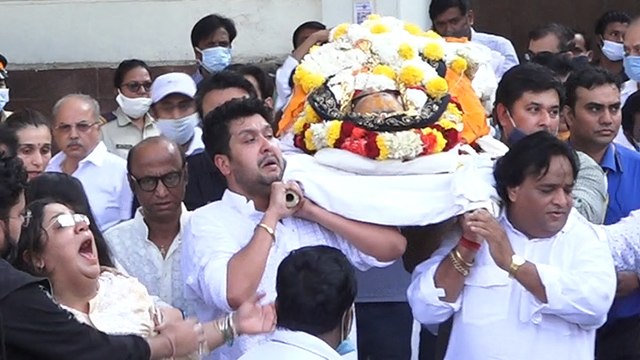 Bappi Lahiri Last Rites में बेटी बेटे का रो रो कर बुरा हाल Full Video Viral । Boldsky