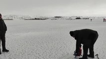 Son dakika... Dalgıçlar, yüzeyi buzla kaplı Tödürge Gölü'ne dalış yaptı