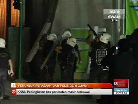 Penunjuk perasaan dan polis bertempur