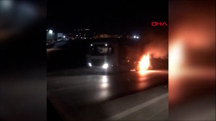 Kamyonda çıkan yangın tankerden sıkılan su ile söndürüldü