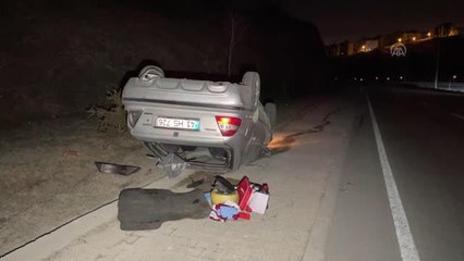 Devrilerek sürüklenen otomobildeki 2 kişi yaralandı