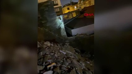 EYÜPSULTAN'DA İSTİNAT DUVARI ÇÖKTÜ; 2 KATLI BİNA BOŞALTILDI