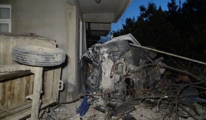 Makas atarak ilerliyordu, refüjü aşıp, bahçe duvarını yıktı