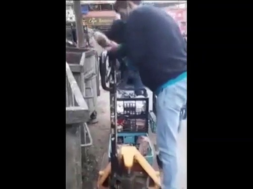 Zincir market çalışanı çöpe atılan ekmeği yaşlı kadına vermeyerek yalvarttı!