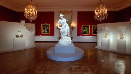 Скачать видео: Château de Versailles : la République d’Angola restitue à la France deux sculptures oubliées