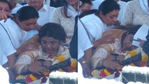 Bappi Lahiri funeral : Bappi की बेटी के कान में Rupali Ganguly ने बोली ये बात; Video  | FilmiBeat