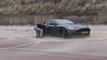 Une Aston Martin coincée dans du sable