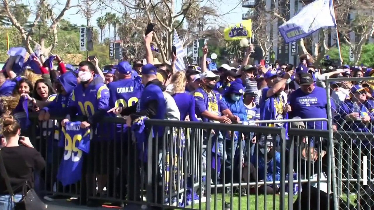 Fans feiern mit Rams bei Super-Bowl-Parade
