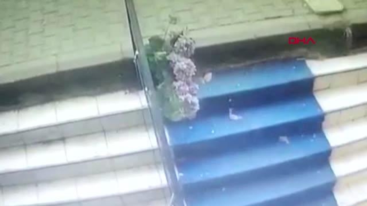 SİLAHLI SOYGUNCULARI İMİTASYON BİLEZİKLE KANDIRDI